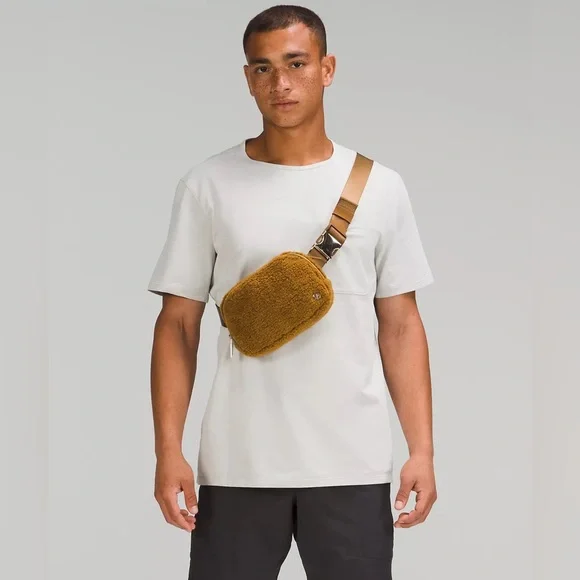 NWOT lululemon Everywhere Belt Bag 1L Fleece Unisex - Picture 2 of 10